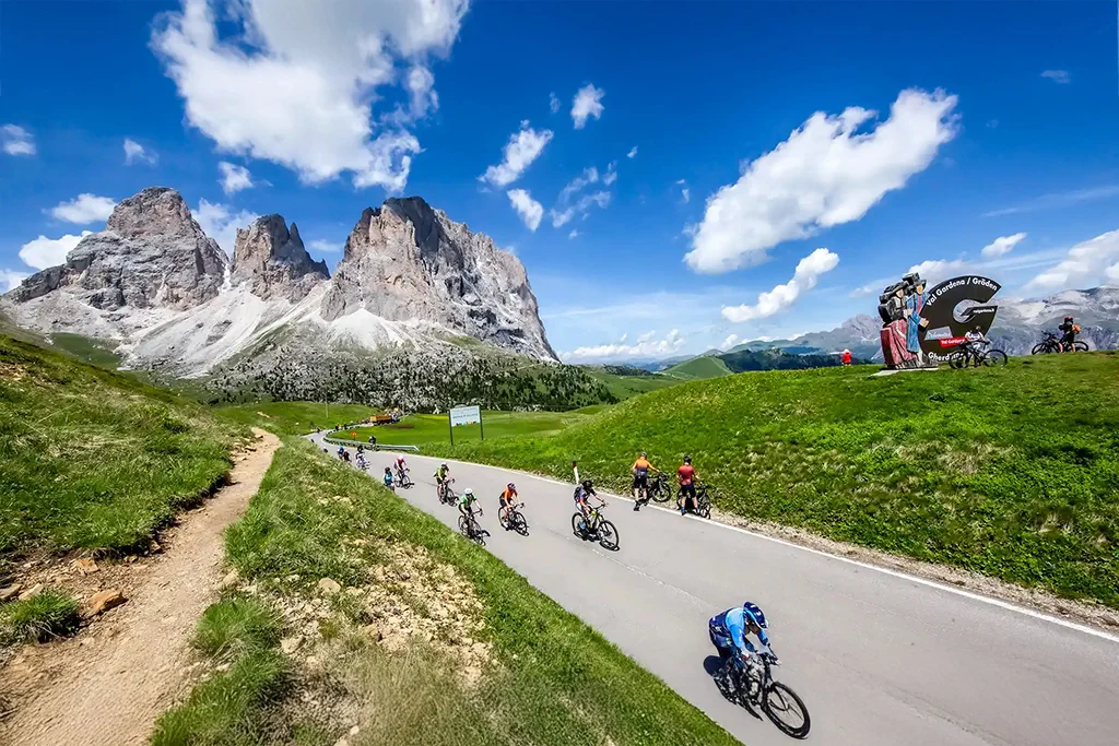 Radfahrer beim Sellaronda Bike Day auf den Dolomitenpässen