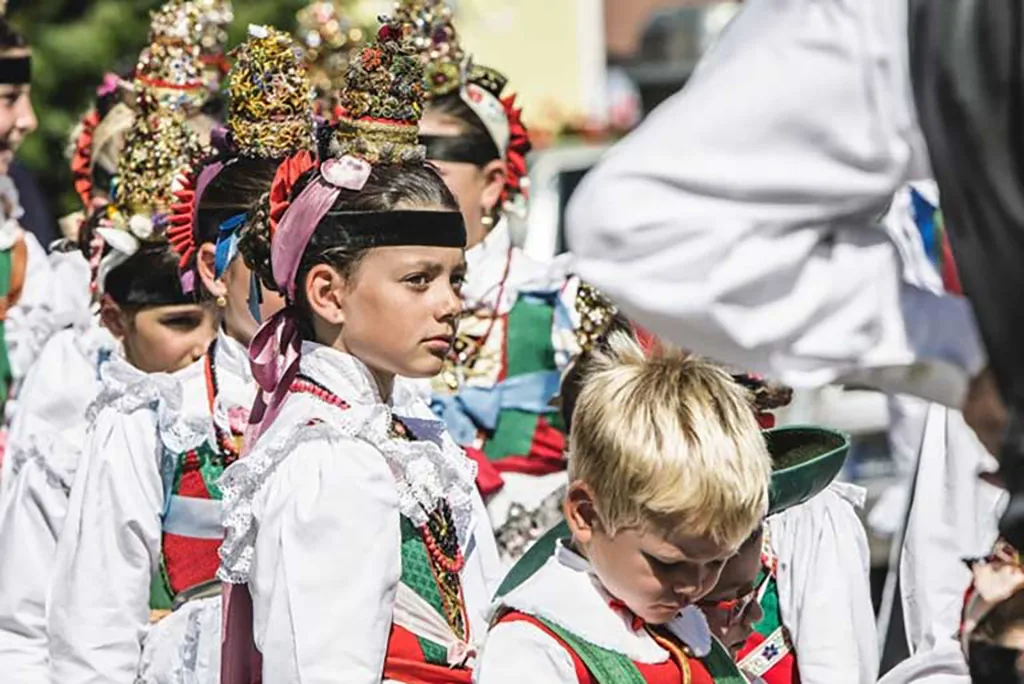 Winterevent mit Tracht und Skistimmung in Gröden