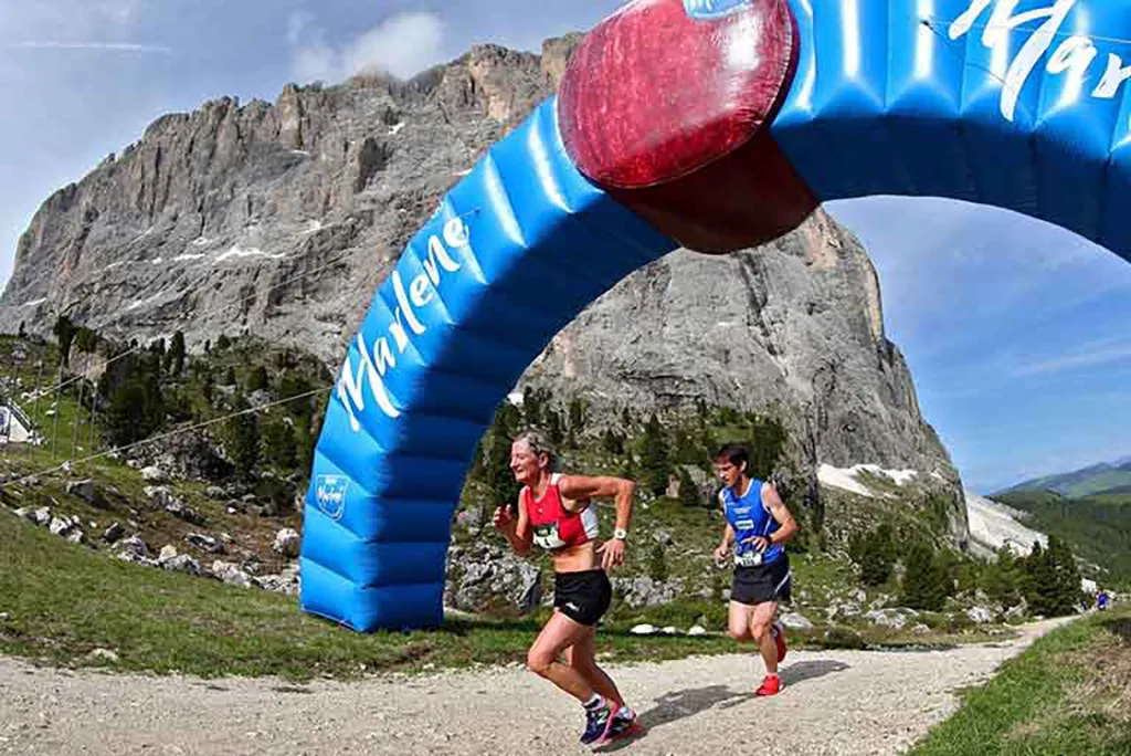 Läufer beim Saslong Half Marathon in den Dolomiten