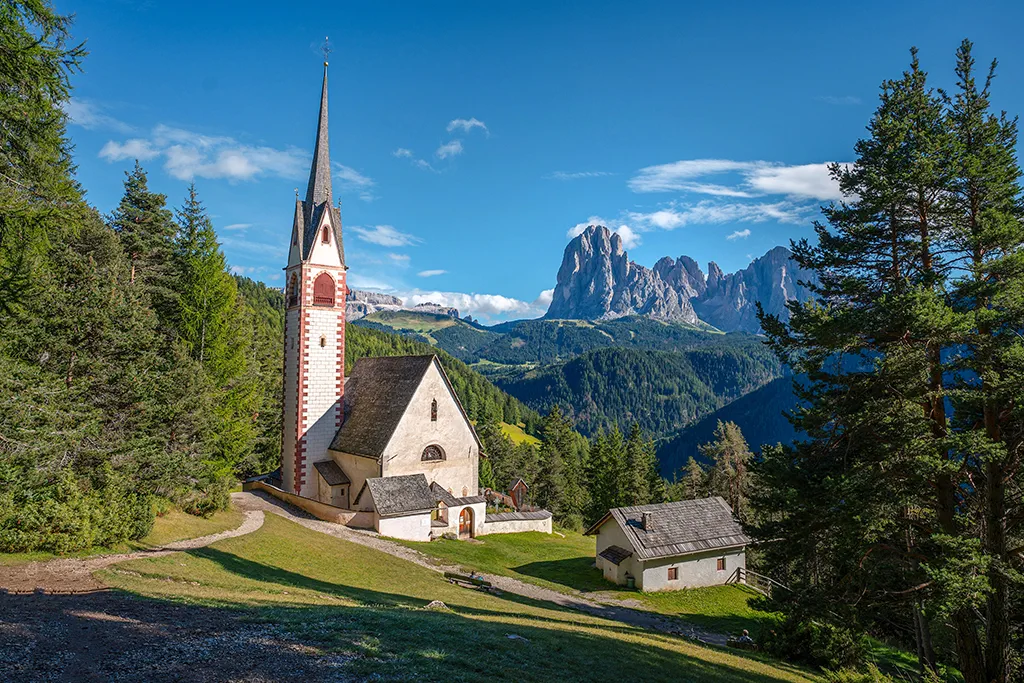 Kapelle in Sacun im Grödnertal mit Blick auf die Dolomiten