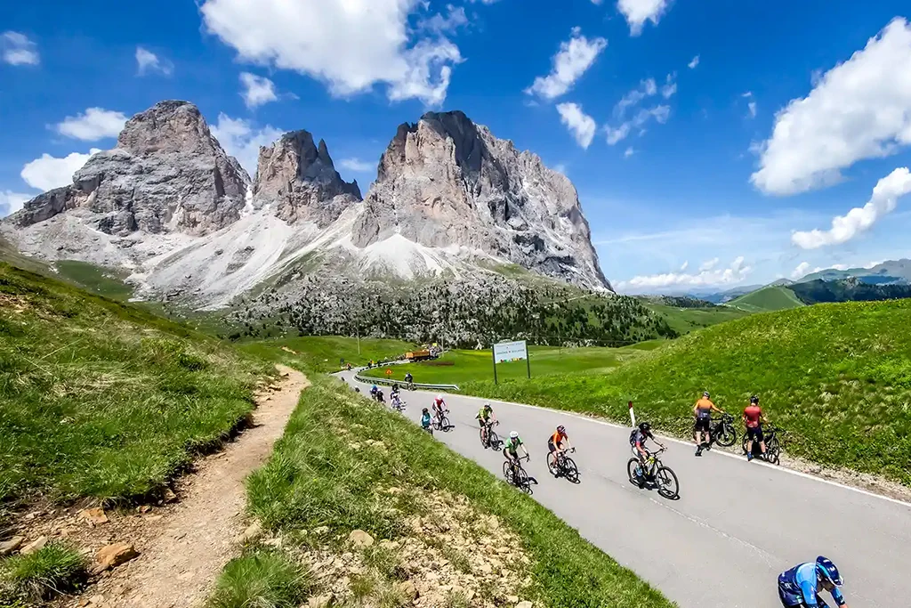 Rennradfahrer beim Sellaronda Bike Day in den Dolomiten