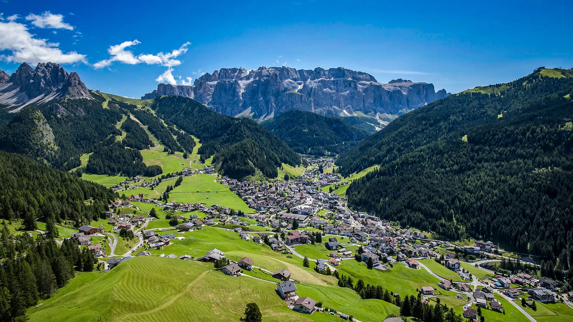 Panoramablick auf die Dolomiten bei Wolkenstein - Garni Crepaz