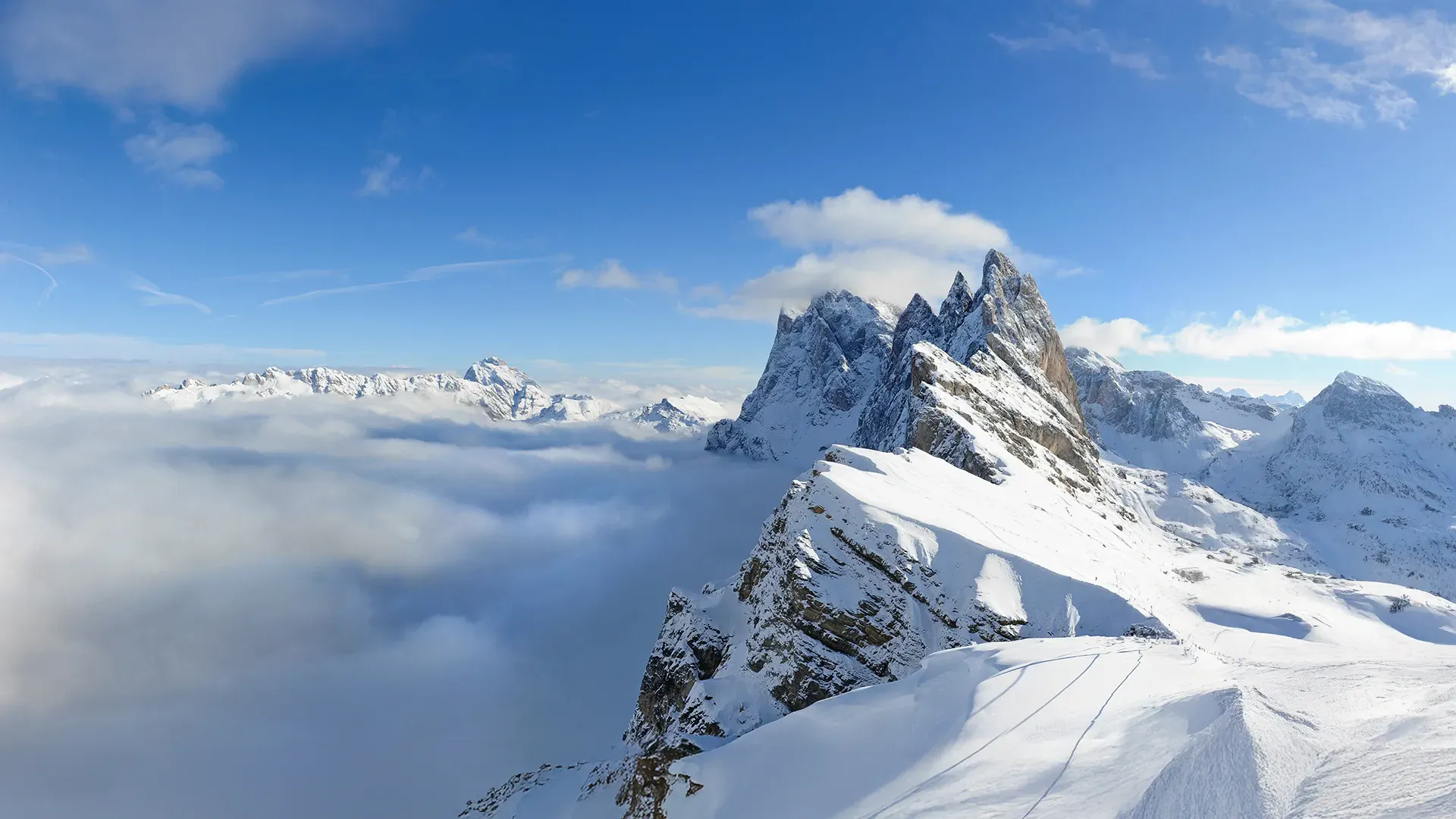 Winterlandschaft in den Dolomiten mit verschneiten Bergen und Panoramablick