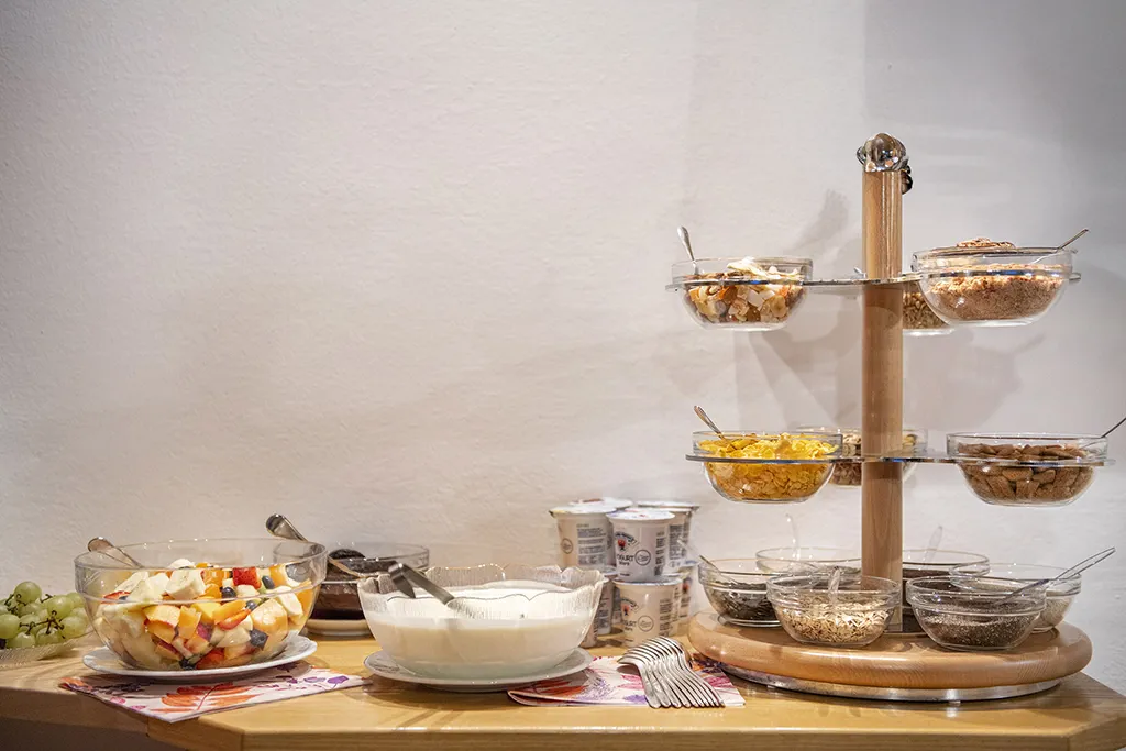 Müsli, Cerealien und frische Zutaten am Frühstücksbuffet im Garni Crepaz