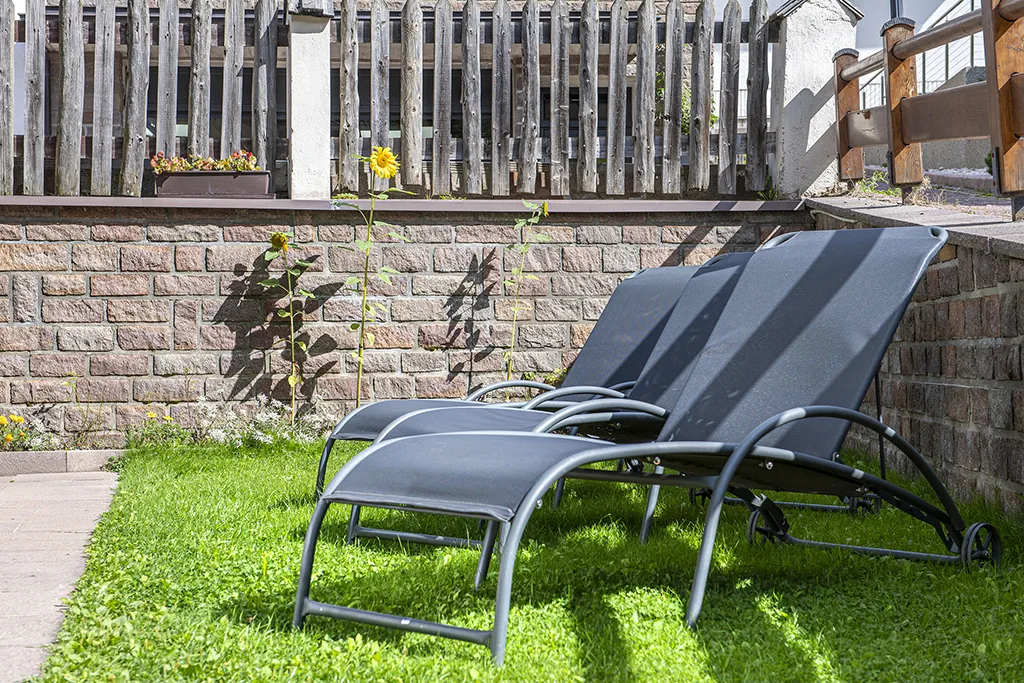 Liegestühle im Garten des Garni Crepaz
