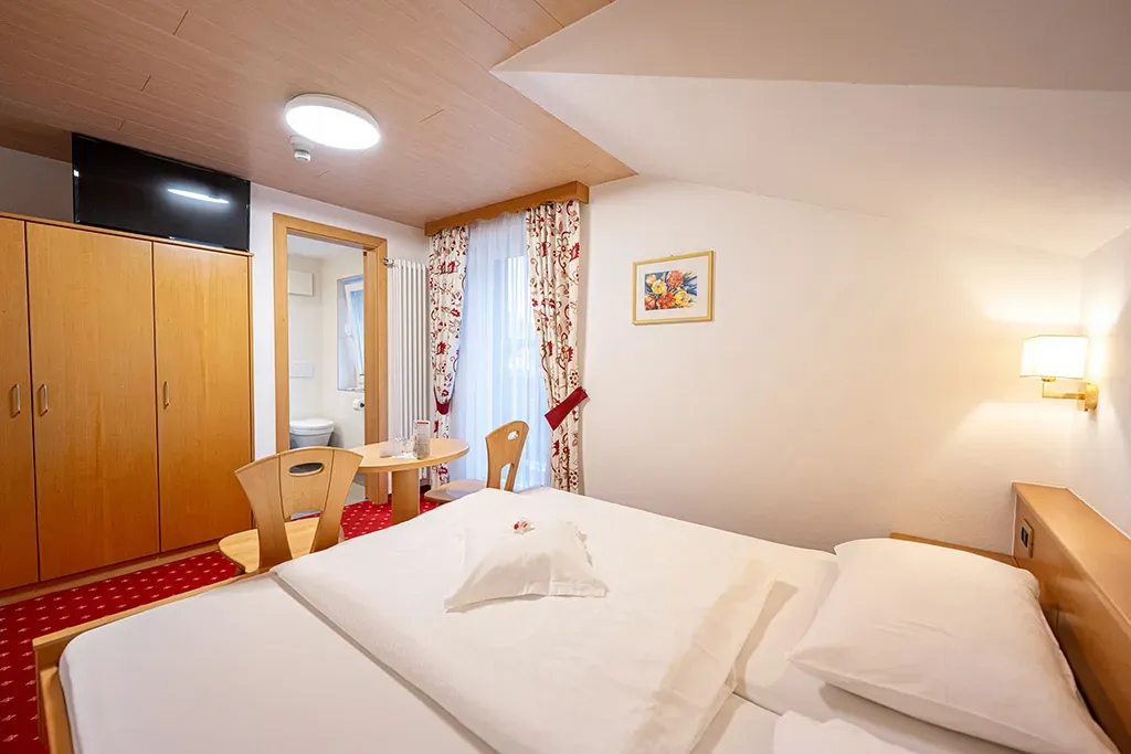 Economy Zimmer im Garni Crepaz mit Blick zum Balkon oder Fensterbereich