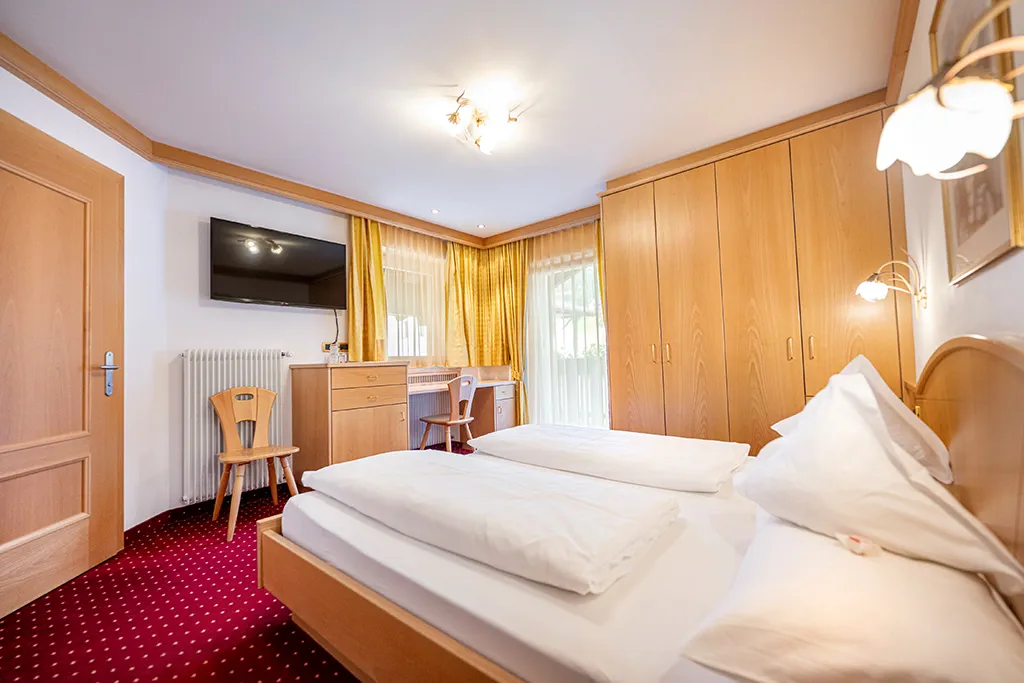 Komfort Zimmer mit mehr Raum und warmer Atmosphäre im Garni Crepaz
