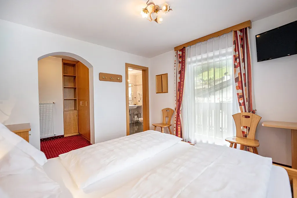Komfort Zimmer im Garni Crepaz mit Balkon und Blick in die Dolomiten