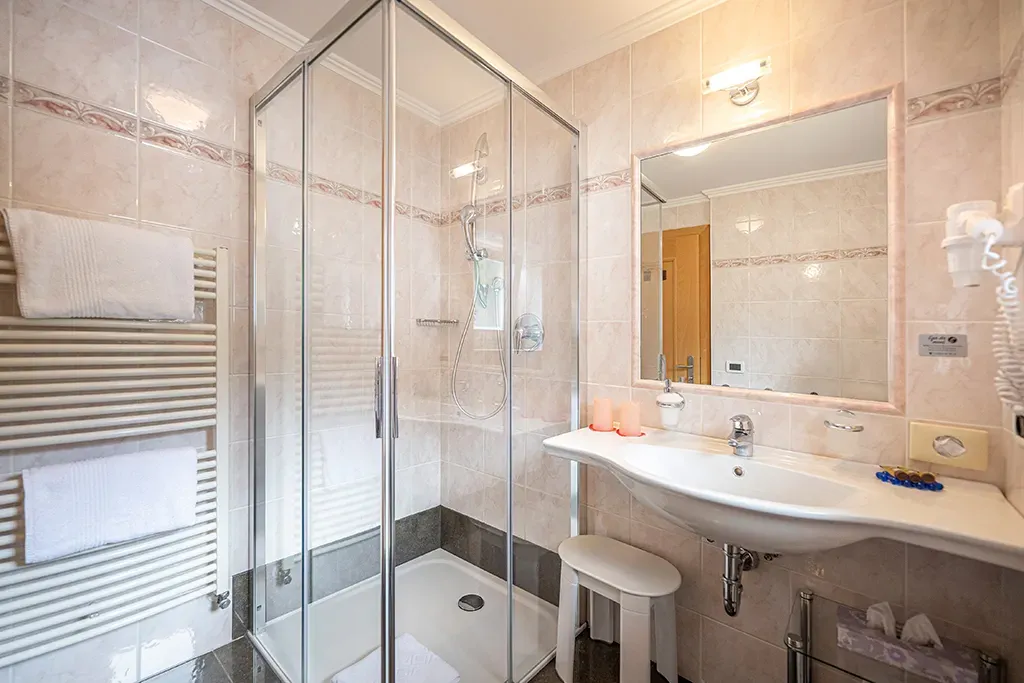 Badezimmer im Komfort Zimmer im Garni Crepaz – modern und komfortabel ausgestattet