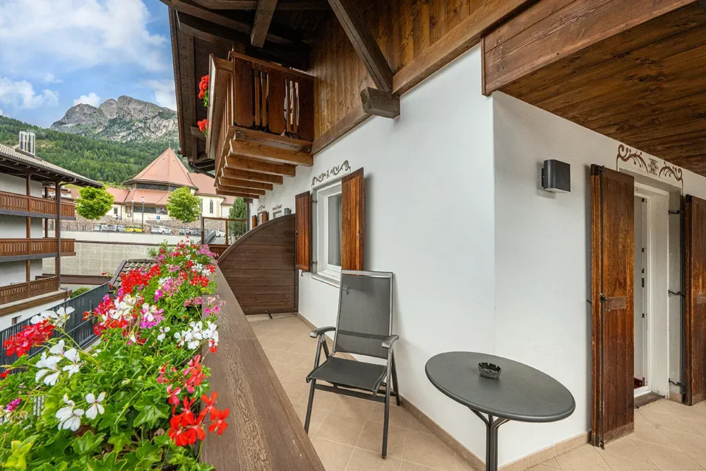 Balkon eines Komfort Zimmers im Garni Crepaz mit Blick auf die Dolomiten