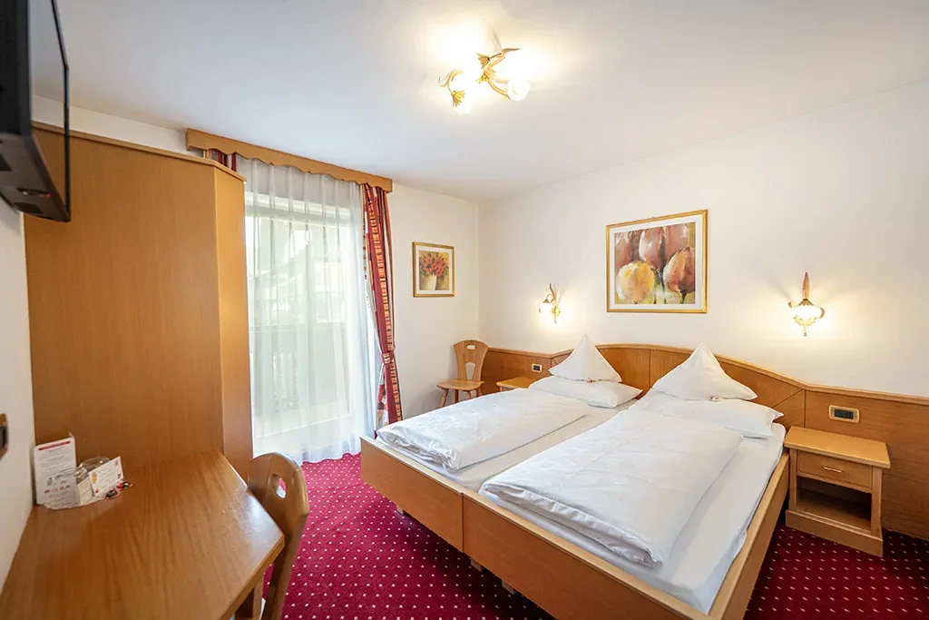 Komfort Zimmer im Garni Crepaz in Wolkenstein – großzügiger und stilvoller Schlafbereich