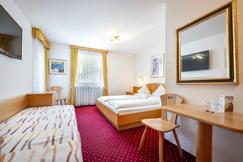 Mehrbettzimmer im Garni Crepaz – zusätzliche Perspektive mit mehreren Schlafplätzen