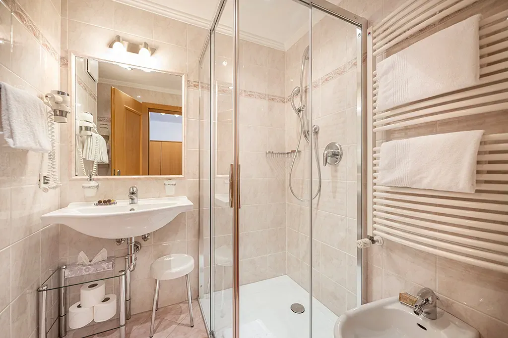 Badezimmer im Mehrbettzimmer im Garni Crepaz – funktional und familienfreundlich