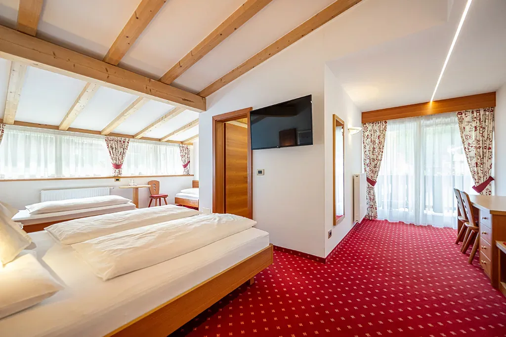 Mehrbettzimmer im Garni Crepaz in Wolkenstein – ideal für Familien mit großzügigem Schlafbereich