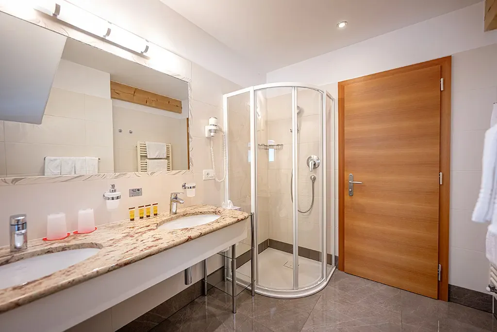 Badezimmer im Mehrbettzimmer im Garni Crepaz – funktional und familienfreundlich