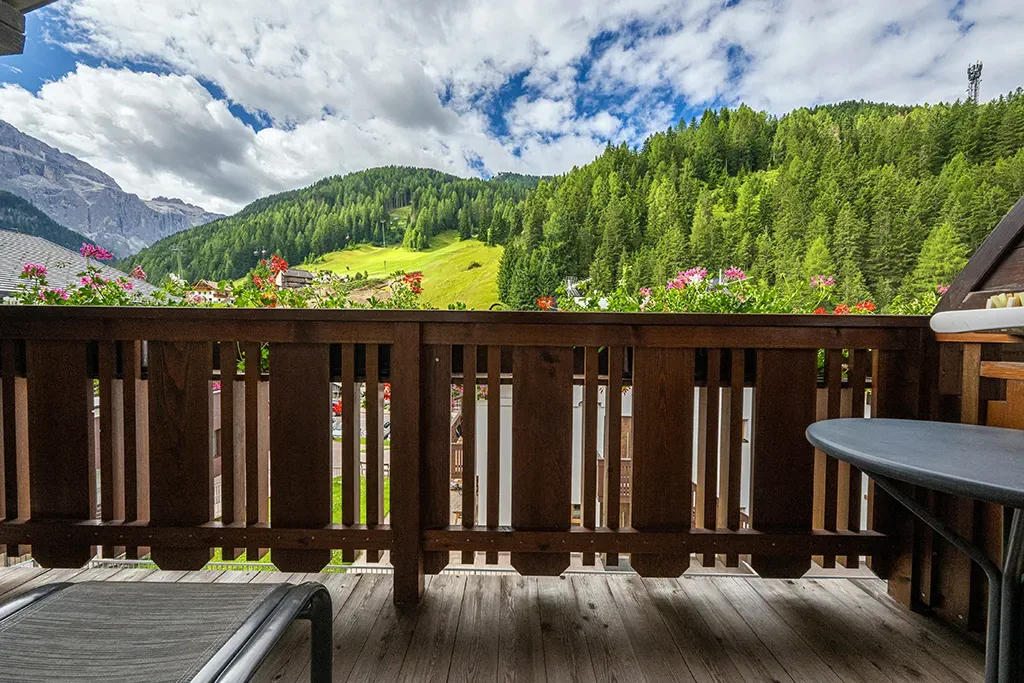 Balkon eines Mehrbettzimmers im Garni Crepaz mit Blick auf die Dolomiten
