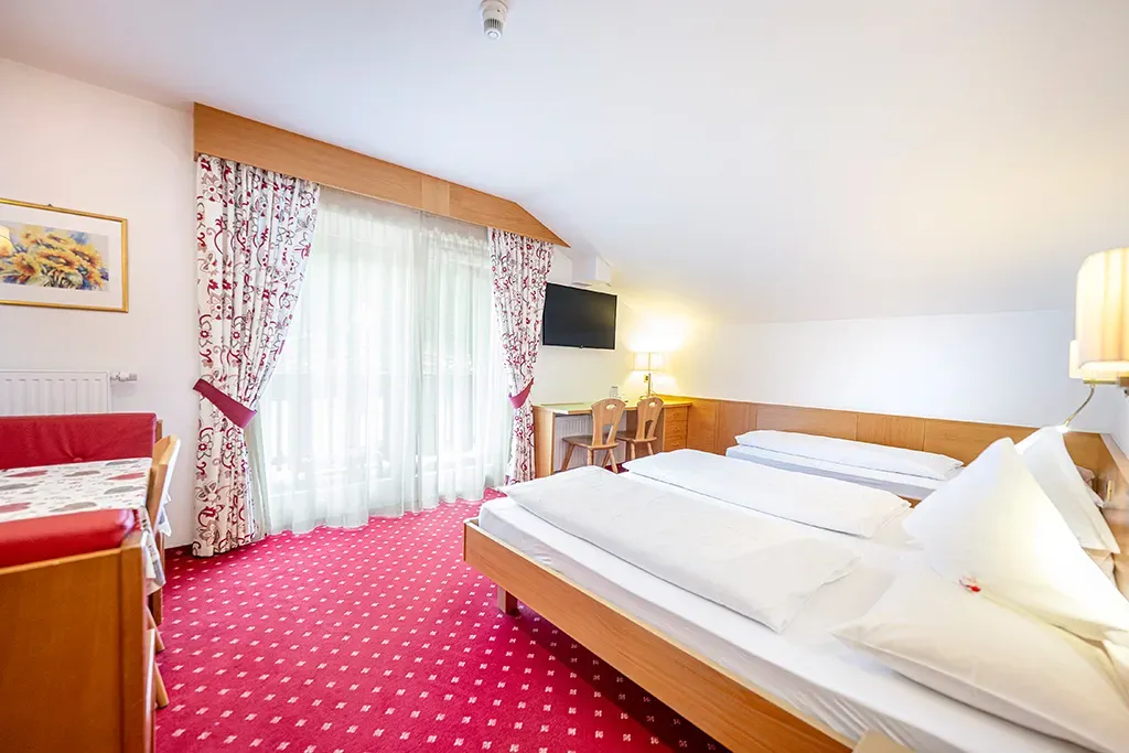 Helles Mehrbettzimmer im Garni Crepaz für Paare und Familien