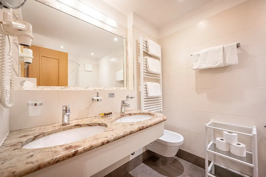 Detailaufnahme Badezimmer im Mehrbettzimmer im Garni Crepaz
