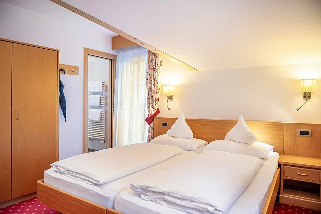 Standard Zimmer im Garni Crepaz mit Balkon und Blick in die Dolomiten