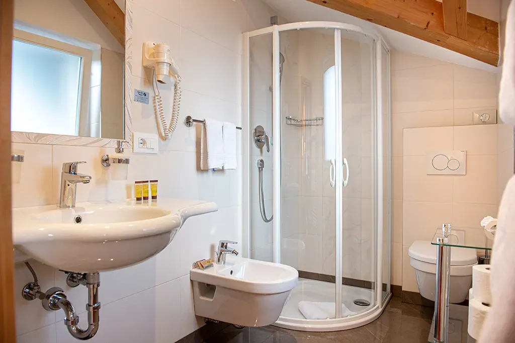Badezimmer im Standard Zimmer im Garni Crepaz – modern und gepflegt