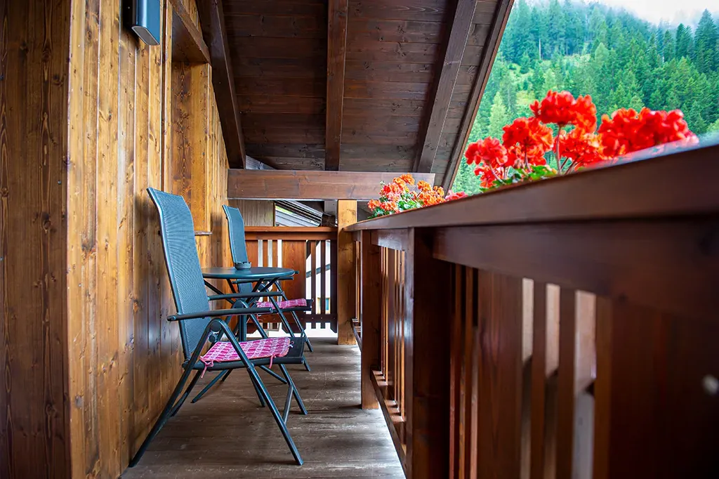 Balkon eines Standard Zimmers im Garni Crepaz mit Bergblick