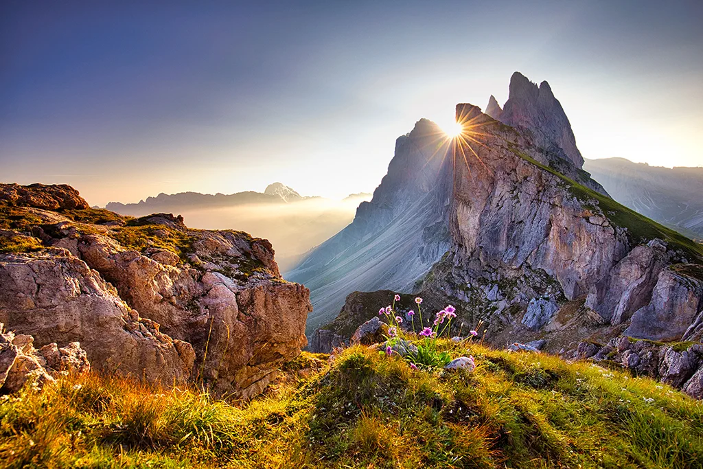 Fermeda Spitzen in den Dolomiten bei Sonnenaufgang oberhalb von Wolkenstein im Grödnertal