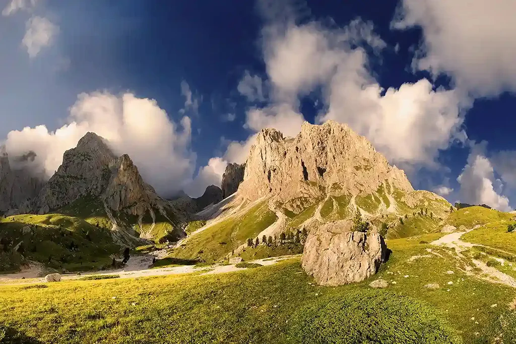 Grödner Joch Panorama zwischen Wolkenstein und Alta Badia in den Dolomiten