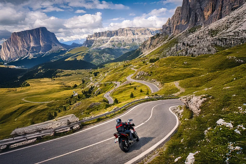 Motorradtour am Pordoijoch mit Blick auf die Dolomiten