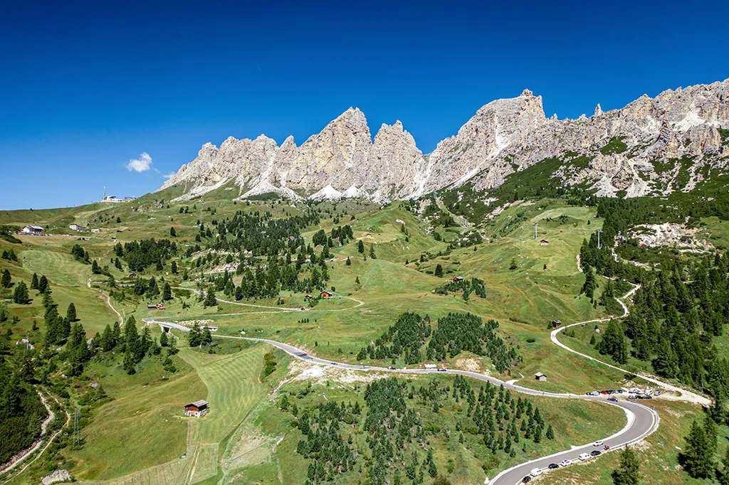 Pordoijoch in den Dolomiten mit Blick Richtung Marmolada