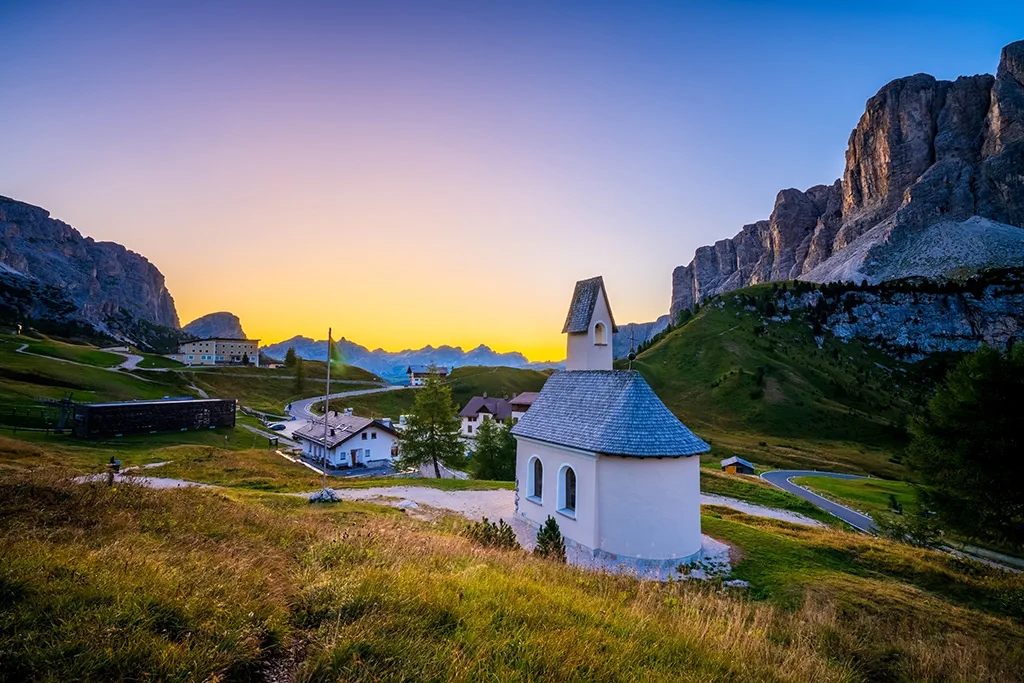 Sellajoch mit Blick auf die Sellagruppe in den Dolomiten nahe Wolkenstein