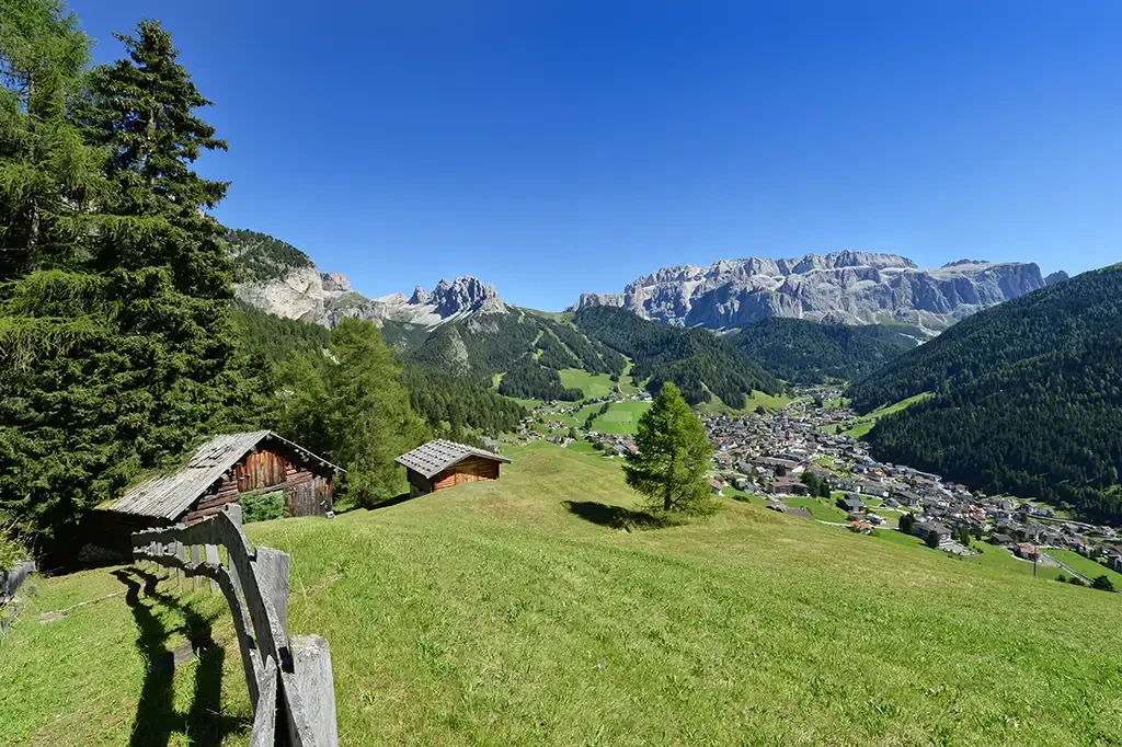 Wolkenstein in Gröden mit Blick auf die Dolomiten – zentrale Lage des Garni Crepaz