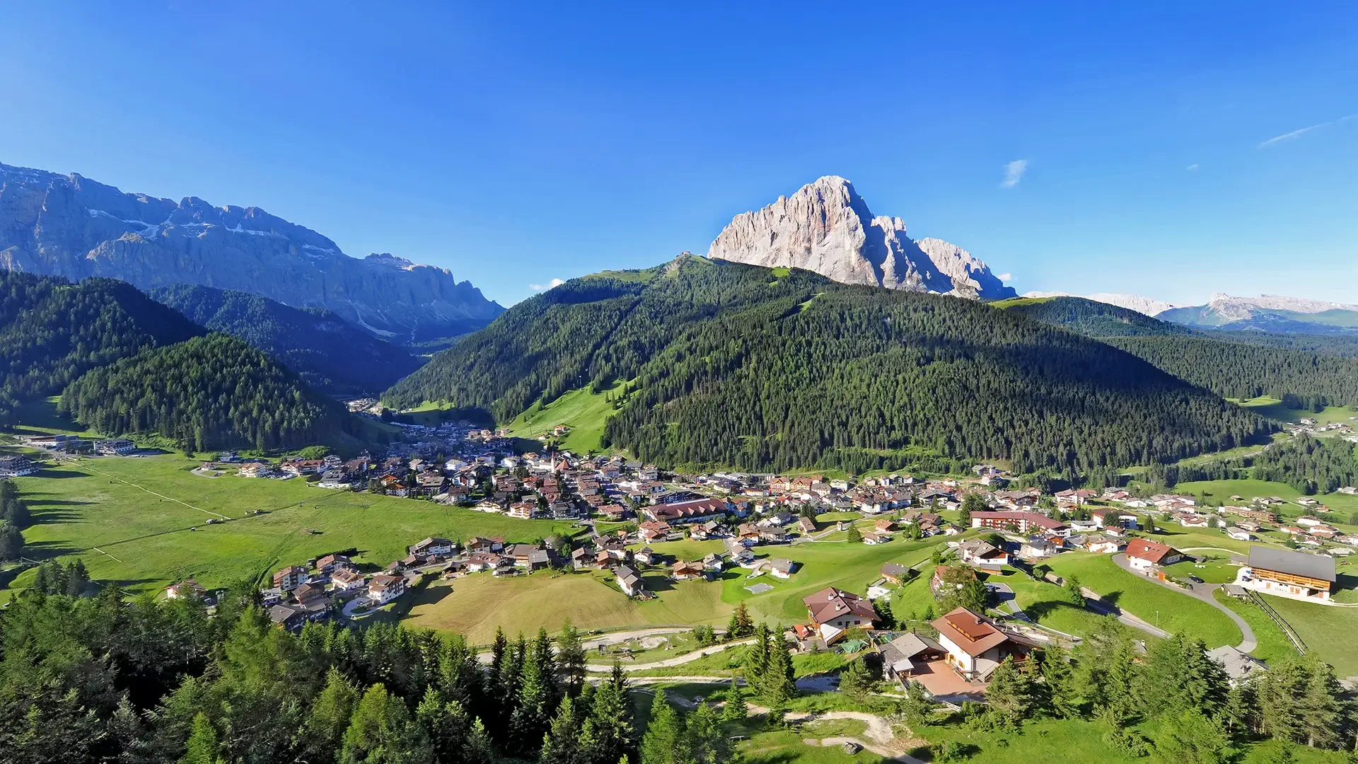 Panoramablick über Wolkenstein im Grödnertal in den Dolomiten