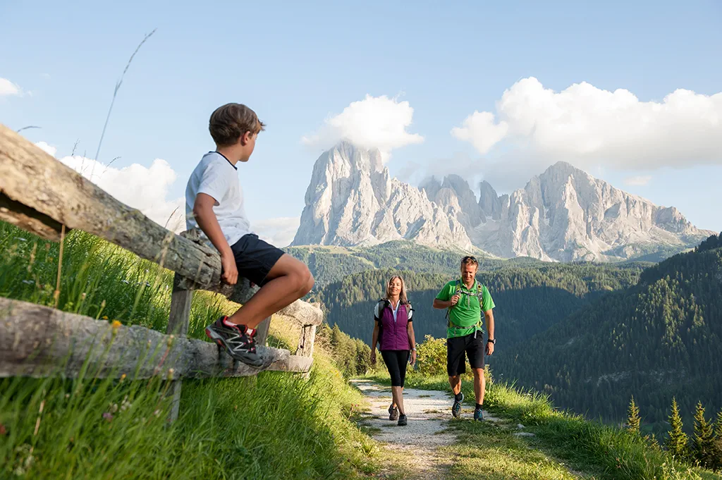 Sommerpanorama in Wolkenstein in Gröden mit Blick auf die Dolomiten