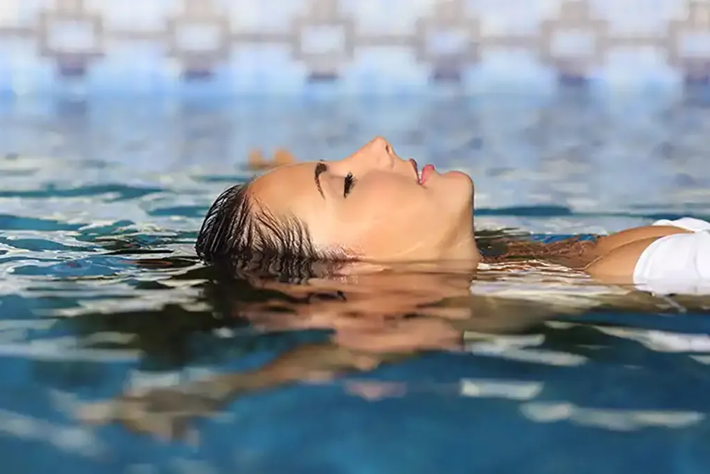 Schwimmen und Entspannen nach einem Sommertag in Gröden