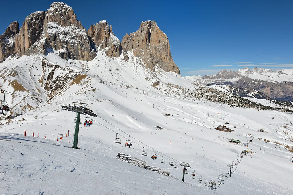 Panoramablick auf die Sellaronda mit Verbindung nach Val di Fassa
