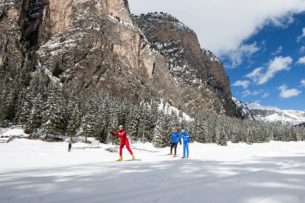 Langlaufen in Gröden durch verschneite Dolomitenlandschaft