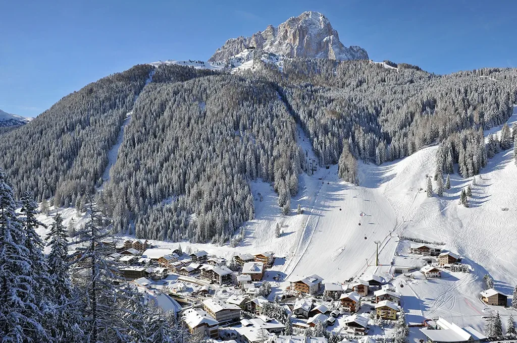 Winterlandschaft in Wolkenstein in Gröden mit Blick auf die Dolomiten