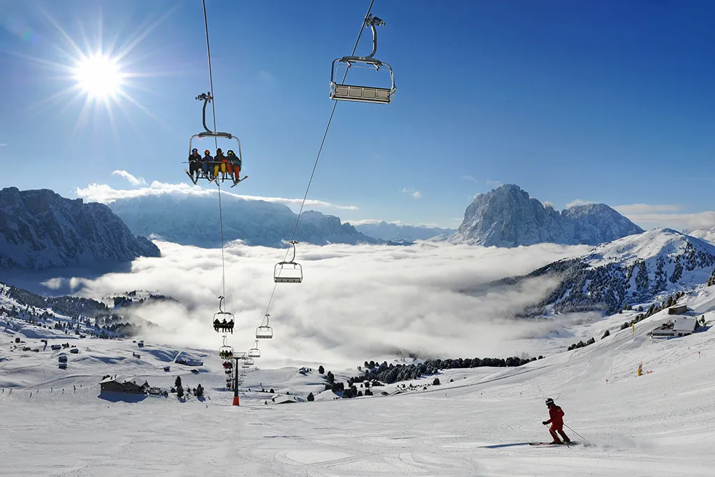 Winterurlaub in Gröden mit Skipisten und Dolomitenblick