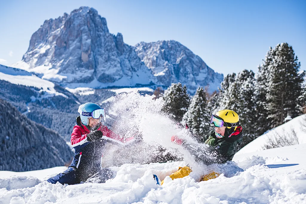 Kinder beim Skikurs in Gröden mit Blick auf die Langkofelgruppe