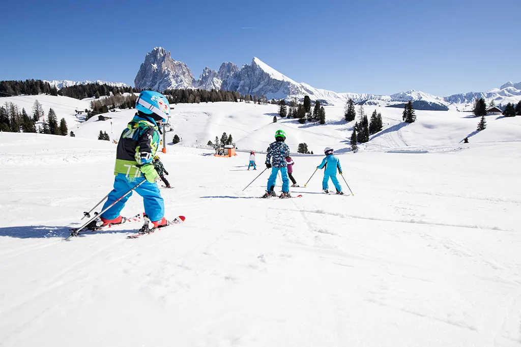 Winterurlaub in Gröden mit Schnee und Dolomitenpanorama