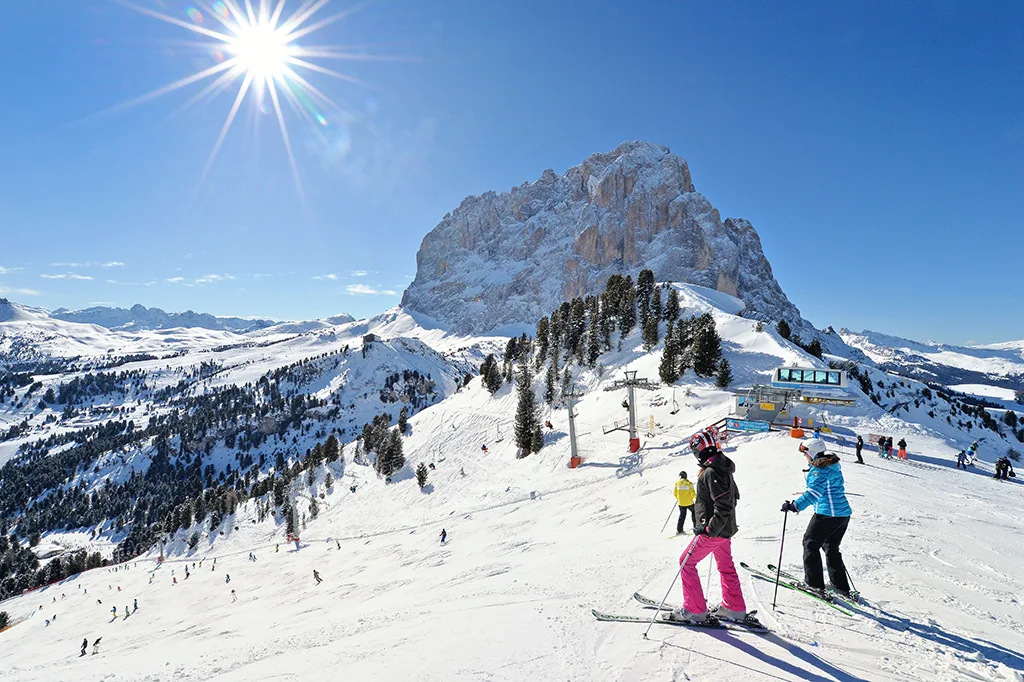 Skifahrer auf den Pisten von Gröden mit Dolomitenpanorama